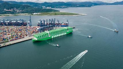 深圳大鹏海关创新服务模式，助力盐田港扩展全球新航线与电子商务发展